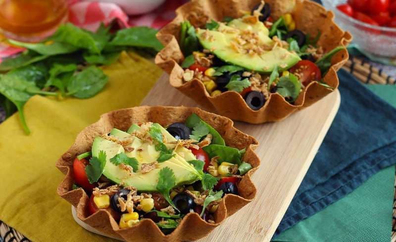Boluri din tortilla cu salată