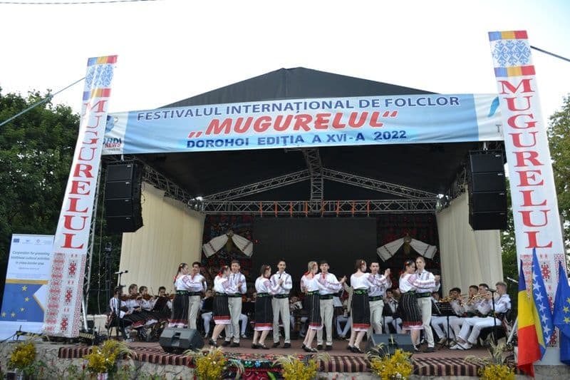Proiect transfrontalier Dorohoi-Ungheni: Momente artistice de excepție prezentate pe scena din Parcul „Brazi” - FOTO