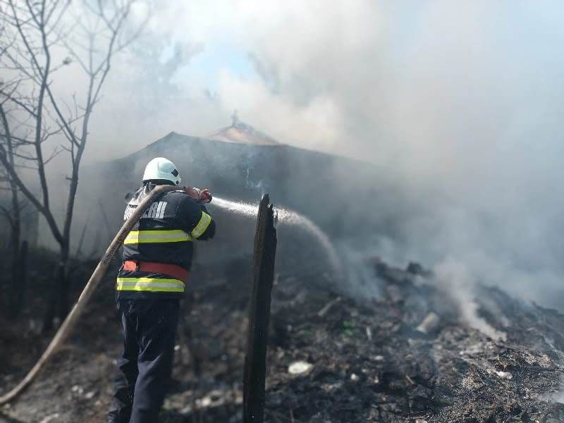 Un bărbat de 62 de ani și-a pierdut viața într-un incendiu care i-a cuprins casa - FOTO