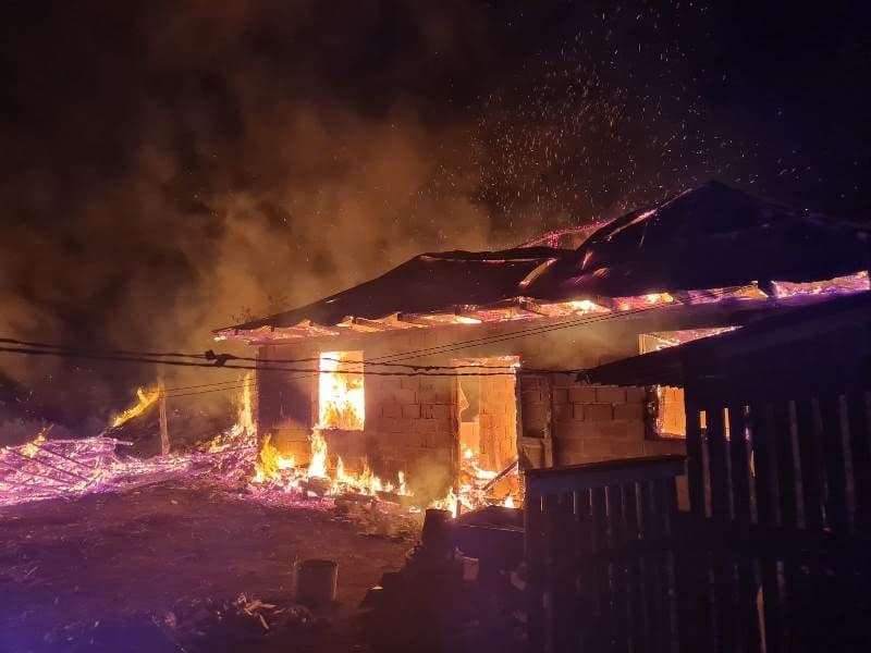 Două anexe din gospodăria unui localnic din Miorcani au fost distruse de flăcări