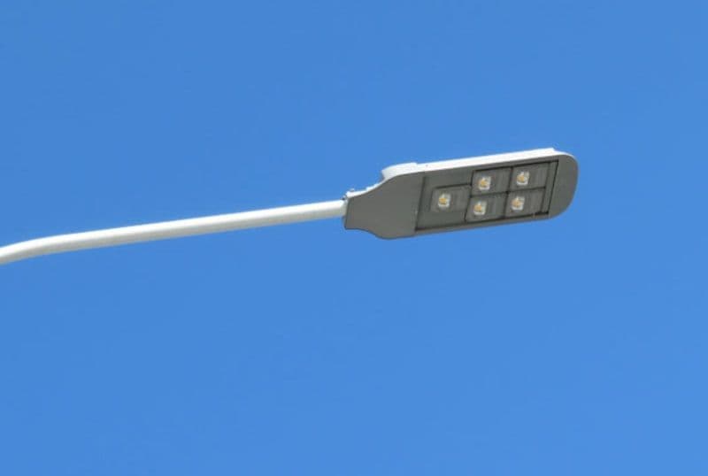 Primim la redacție – Iluminat cu becuri LED, care nu funcționează, pe o alee din Dorohoi