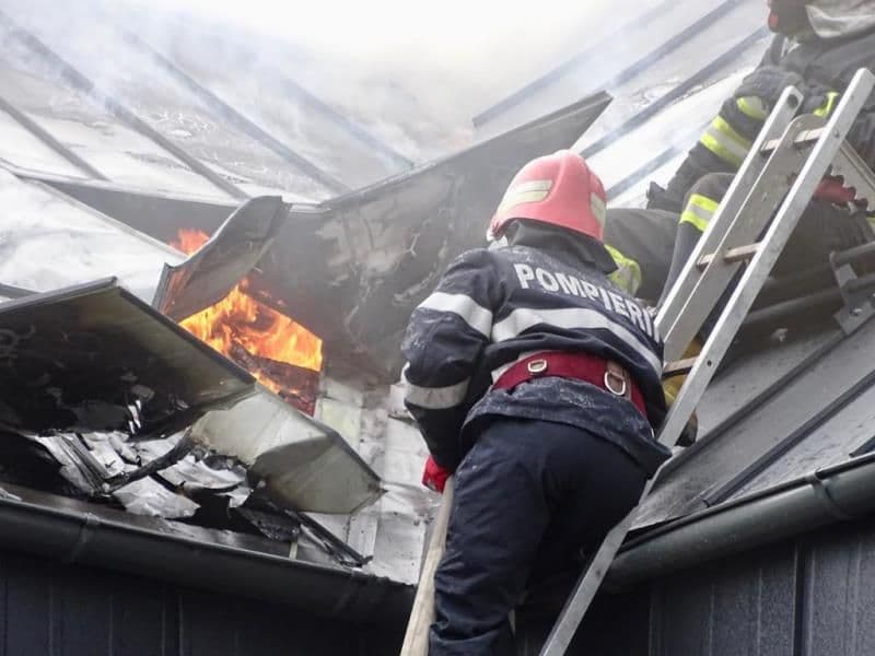 Intervenție a pompierilor după ce acoperișul unei clădiri din Botoșani a fost cuprins de flăcări - FOTO