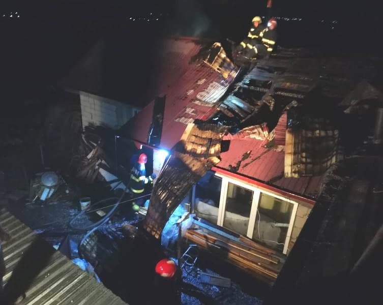 Două case din Cătămărăști Deal au fost în pericol din cauza unui incendiu