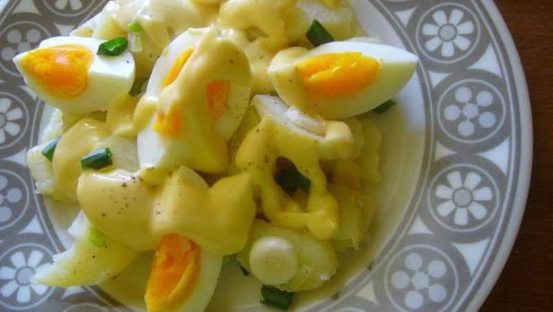 Salată de cartof cu sos de maioneză și smântână