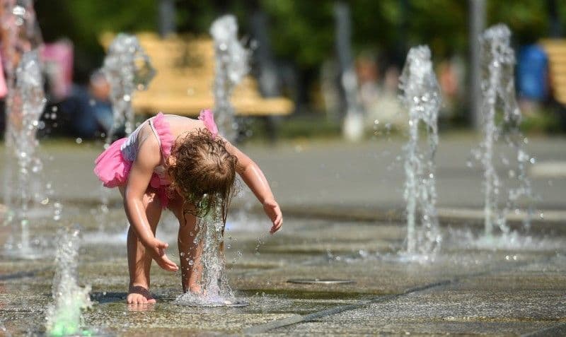 Vremea călduroasă poate crea probleme de sănătate, în special copiilor și bătrânilor