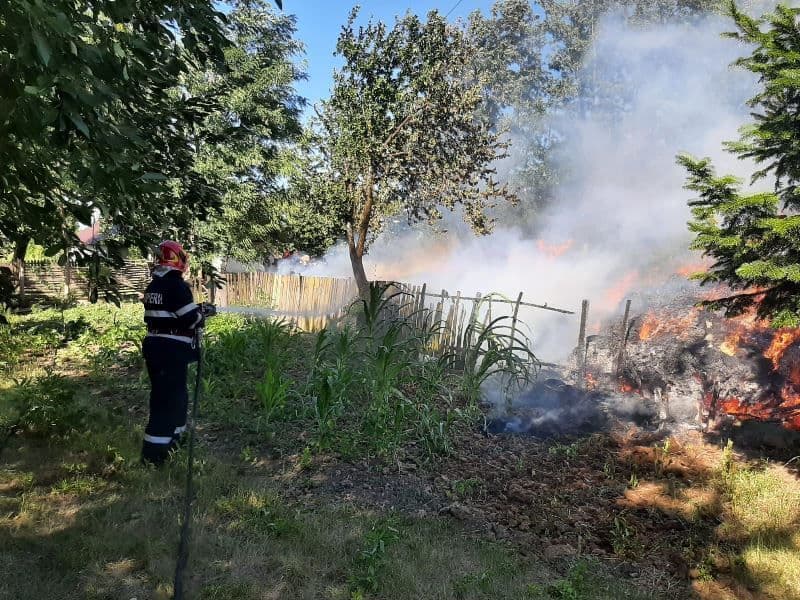 Depozit de fân cuprins de flăcări la Broscăuți. Pompierii din Dorohoi au intervenit pentru stingere - FOTO