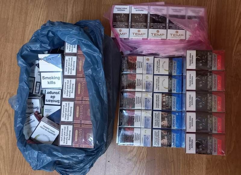 Bișițari prinși cu țigări în Piața Centrală. Peste 130 de pachete de țigări confiscate