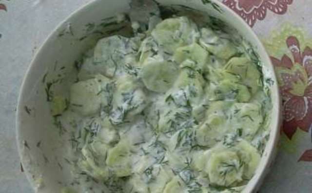 Salată de castraveți cu sos de iaurt