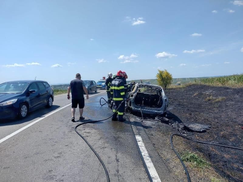 Un autoturism a luat foc în mers pe un drum din județ