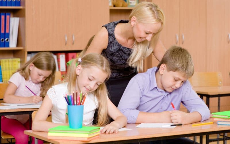 Elevii din clasele primare vor avea ore de 45 de minute, susține proiectul Legii Educației