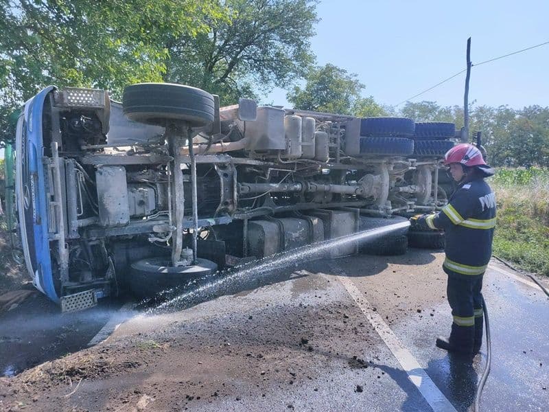 Autospecială de pompare beton răsturnată pe drumul Botoșani – Săveni. Șoferul a ajuns la spital - FOTO