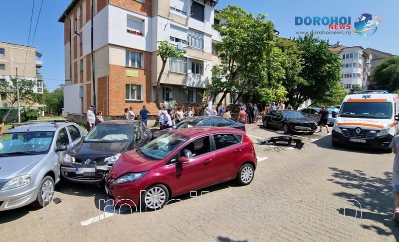 Accident în Dorohoi! Carambol într-o parcare după ce o mașină a fost scăpată de sub control - FOTO