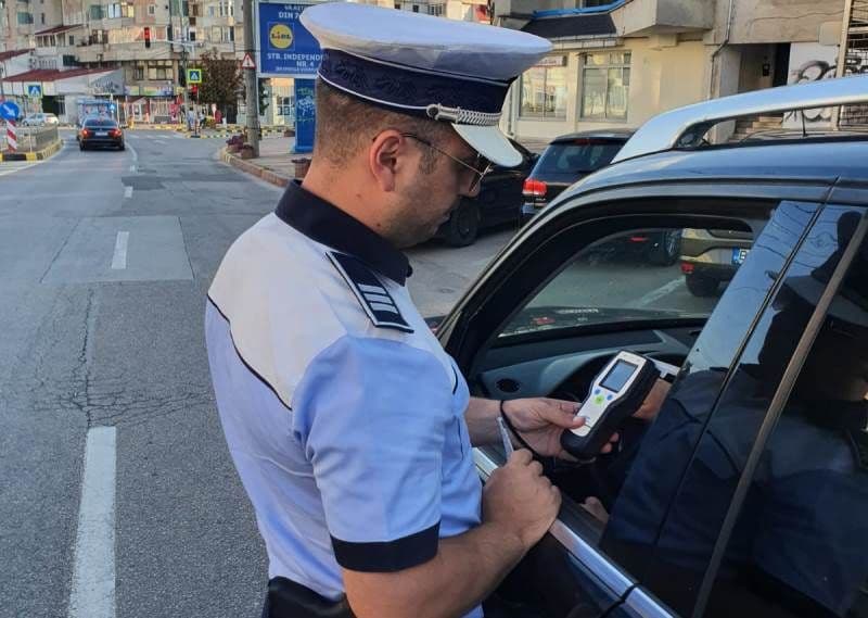 Tânăr de 20 de ani, fără permis, prins la volanul unui autoturism