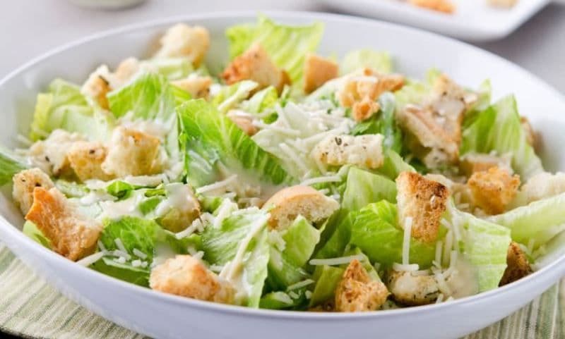 Salată Caesar cu sos de iaurt