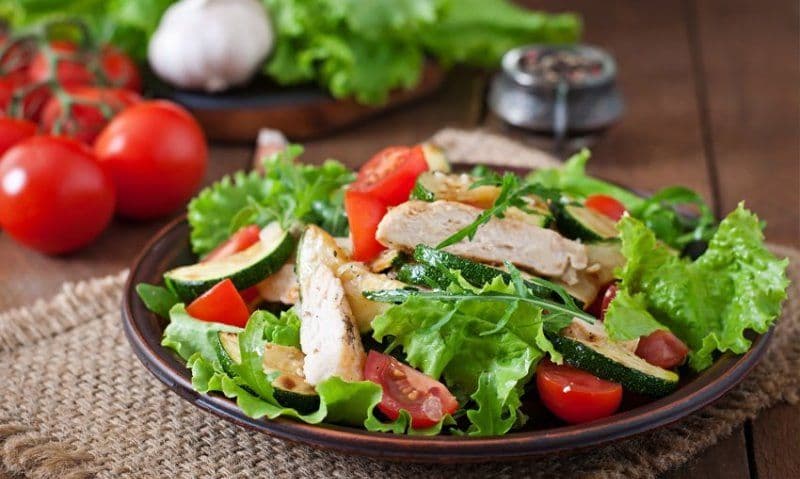 Salată cu piept de curcan pe grill