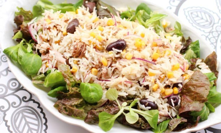 Salată mediteraneană de orez, ton, măsline, roșii uscate și lămâie