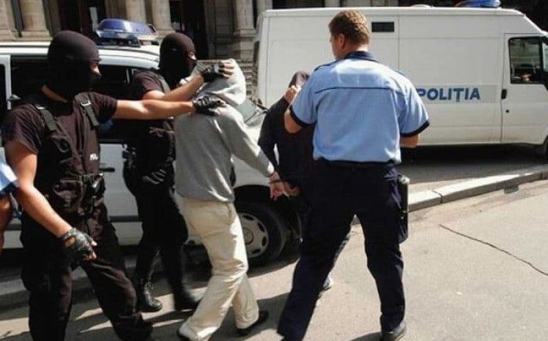 Doi tineri reținuți după ce au făcut scandal și s-au lovit reciproc cauzându-și leziuni fizice