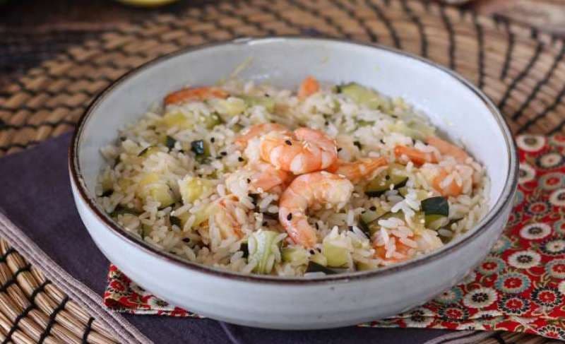Salată de orez cu creveți, dovlecel și ghimbir