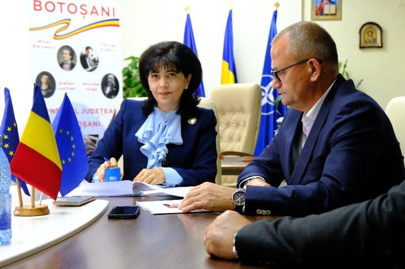 Contracte de proiectare pentru modernizarea a două drumuri județene de piatră - FOTO