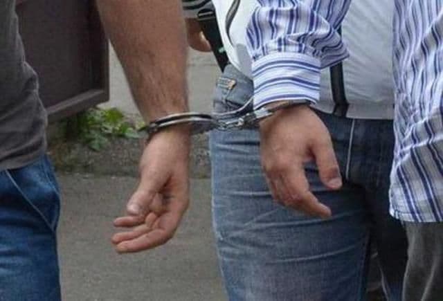 Tineri reținuți pentru tâlhărie calificată, distrugere și lovire