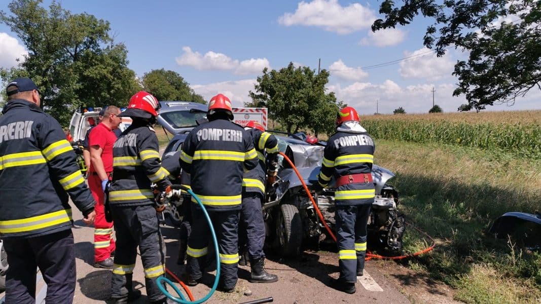 ACCIDENT! Doi răniți după ce mașina în care se aflau s-a izbit violent de un copac - FOTO