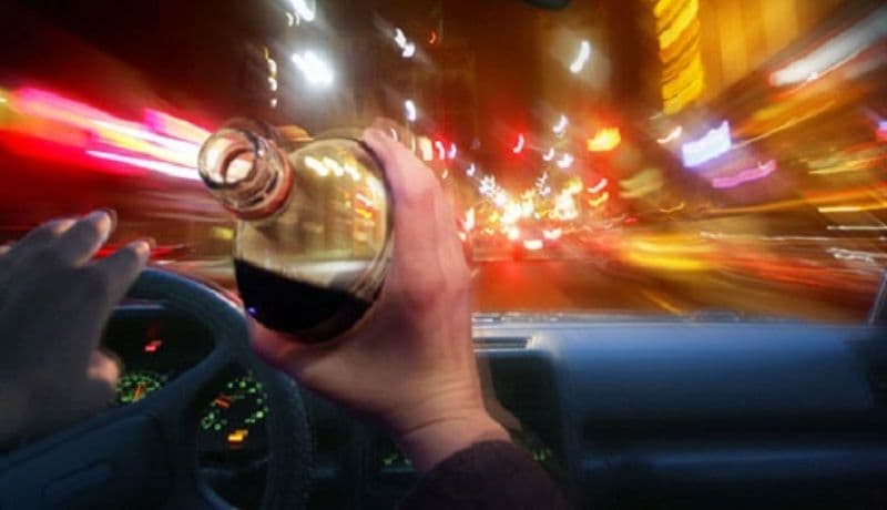 Un șofer era atât de beat încât nu a putut sufla în etilotest. Polițiștii l-au dus la spital
