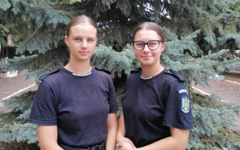 Două viitoare jandarmerițe care au salvat o bătrână căzută în stradă. Femeia era plină de sânge