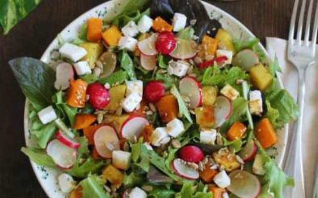 Salată de dovleac, cartof, ridichi și feta