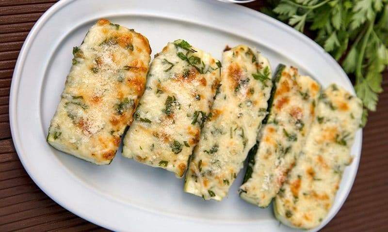Fâșii de dovlecei cu parmezan și sos cremos de smântână