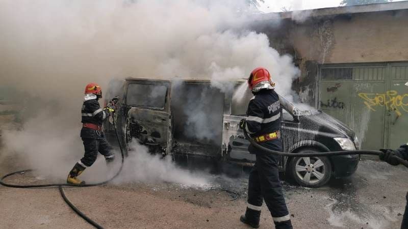 Microbuz distrus de flăcări în Botoșani. Incendiul a cuprins și o parte din acoperișul a două garaje - FOTO