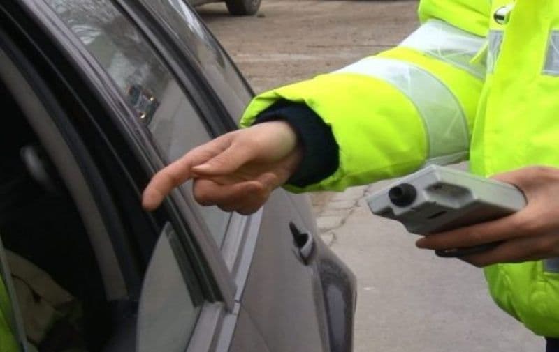 Tânăr de 19 ani, fără permis şi băut, la volan pe Bulevardul Victoriei din Dorohoi
