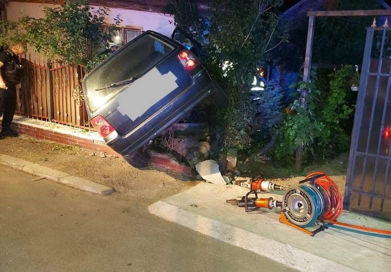 S-a oprit cu mașina în gardul unei gospodării după ce s-a urcat băut la volan - FOTO