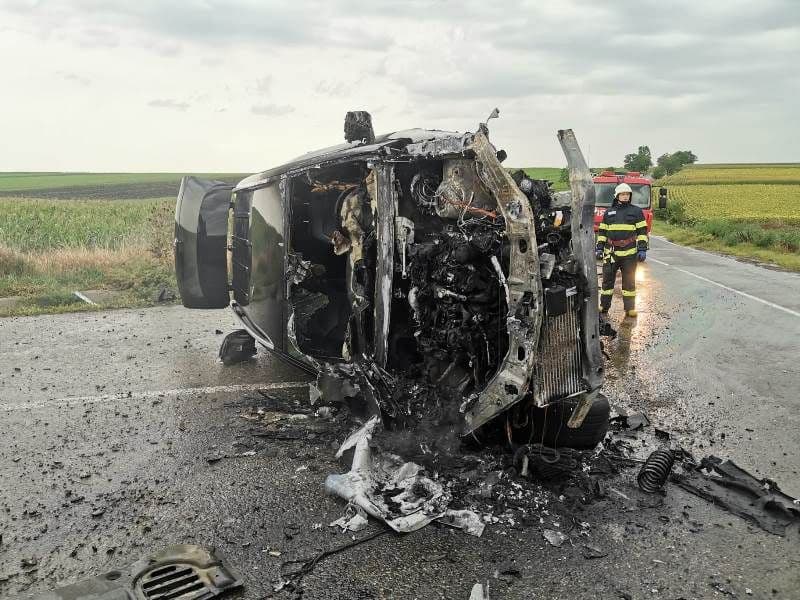 Accident! O mașină a izbit un cap de pod, s-a răsturnat și a luat foc. Doi tineri s-au salvat - FOTO