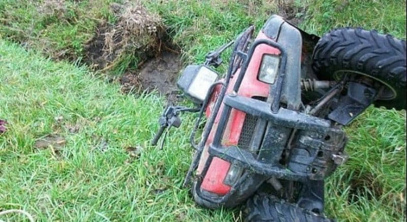 Femeie din Dorohoi rănită într-un accident după ce a intrat cu ATV-ul într-un copac