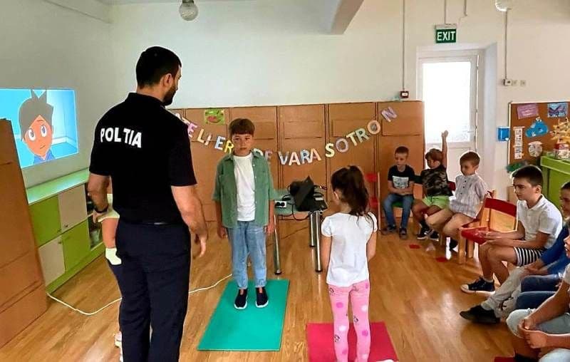 Poliţiştii botoşăneni alături de copii pentru promovarea siguranței pe internet şi a respectării regulilor de circulaţie