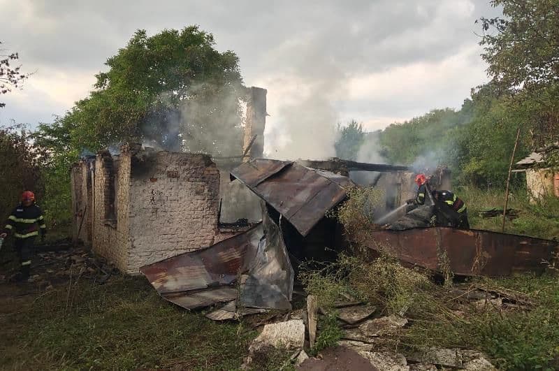 Bărbat de 44 de ani mort într-un incendiu care i-a mistuit locuința - FOTO