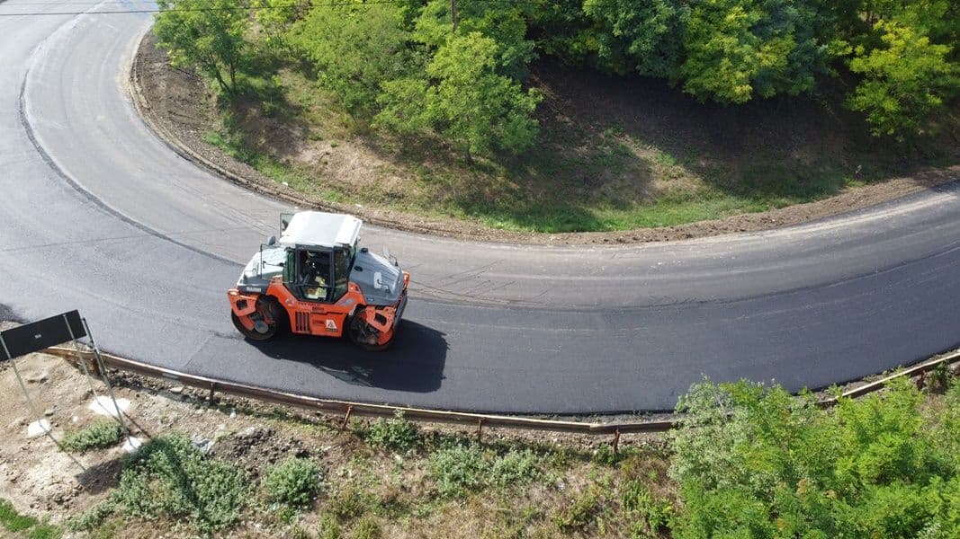 Lucrări de modernizare finalizate pe două sectoare de drum județean afectate de alunecări de teren - FOTO