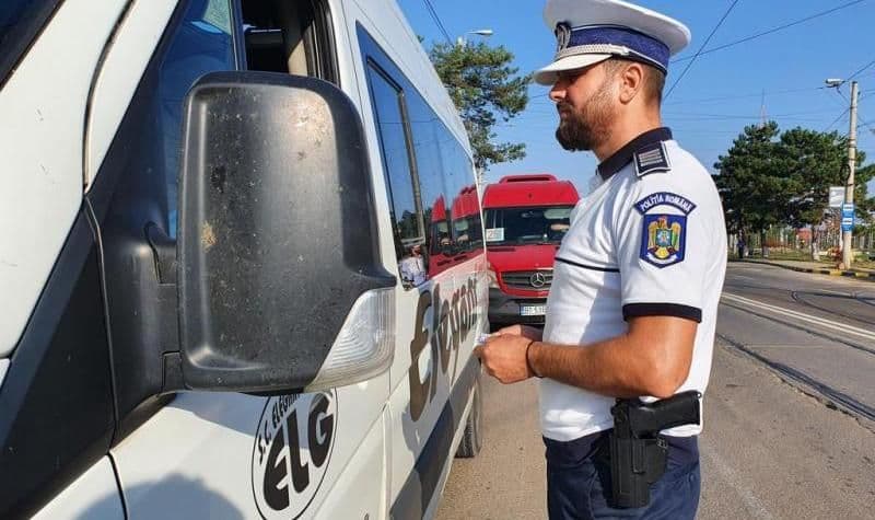 Acțiune a polițiștilor botoșăneni pentru verificarea legalității transportului public de persoane - FOTO