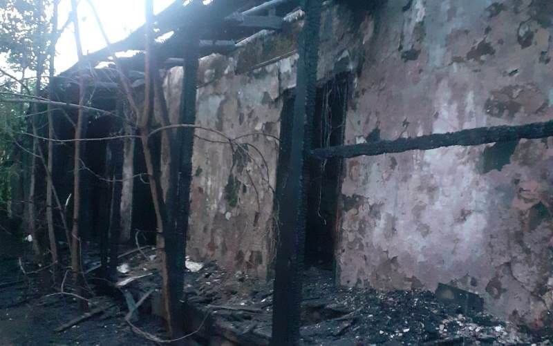 Clădire dezafectată din Roma cuprinsă de flăcări - FOTO