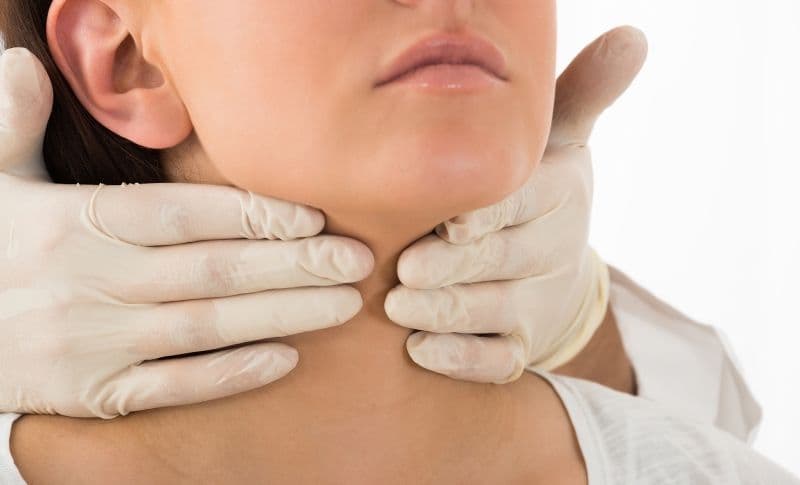 Semne care arată că tiroida ta produce prea mulți hormoni