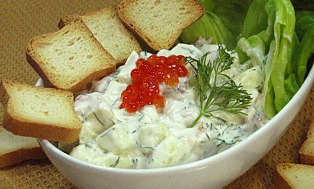 Salată de mere cu somon afumat