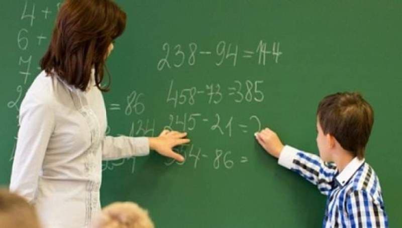 Primă de instalare pentru profesorii care se titularizează în școli din mediul rural. Anunţul făcut de ministrul Educaţiei