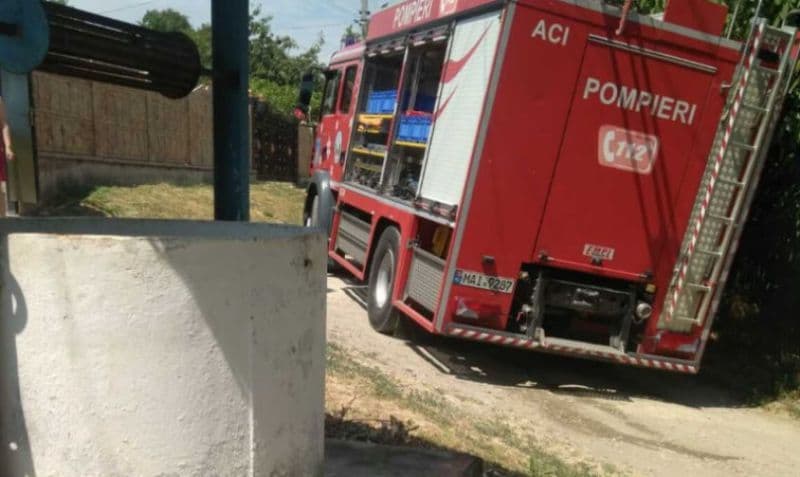 Intervenție dificilă a pompierilor. Bărbat salvat dintr-o fântână adâncă de aproximativ 12 metri