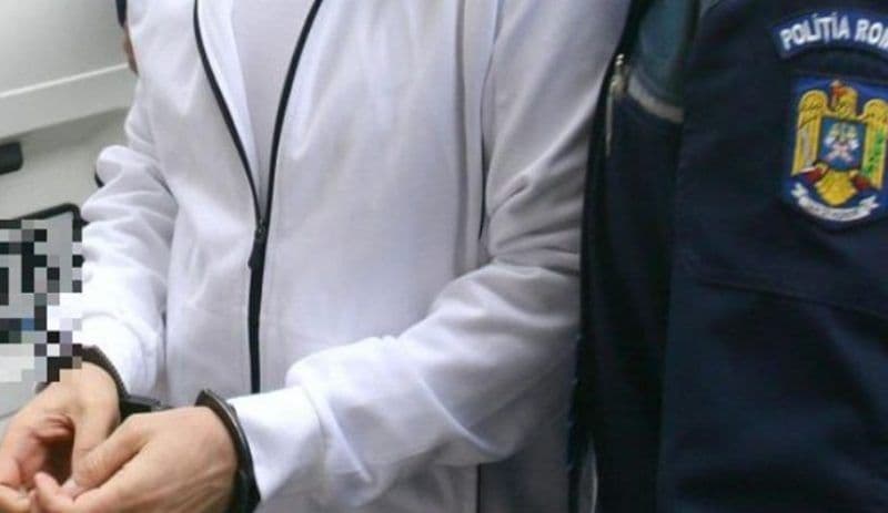 Adolescent arestat preventiv după ce a tâlhărit un bătrân de 78 de ani