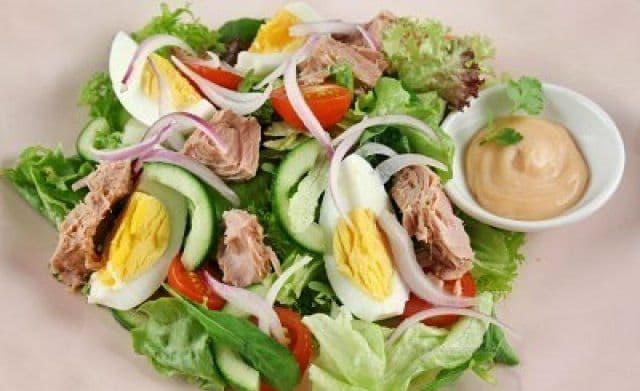 Salată de ton, ouă și ceapă
