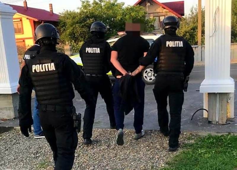 Bărbat din Dersca reținut de polițiști după ce a furat telefoane mobile de aproape 60.000 de euro - FOTO