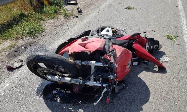 Un motociclist în vârstă de 23 de ani a ajuns la spital după ce s-a izbit de un cap de pod
