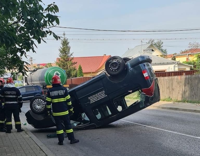 Accident rutier într-o intersecție din Botoșani. O mașină s-a răsturnat - FOTO
