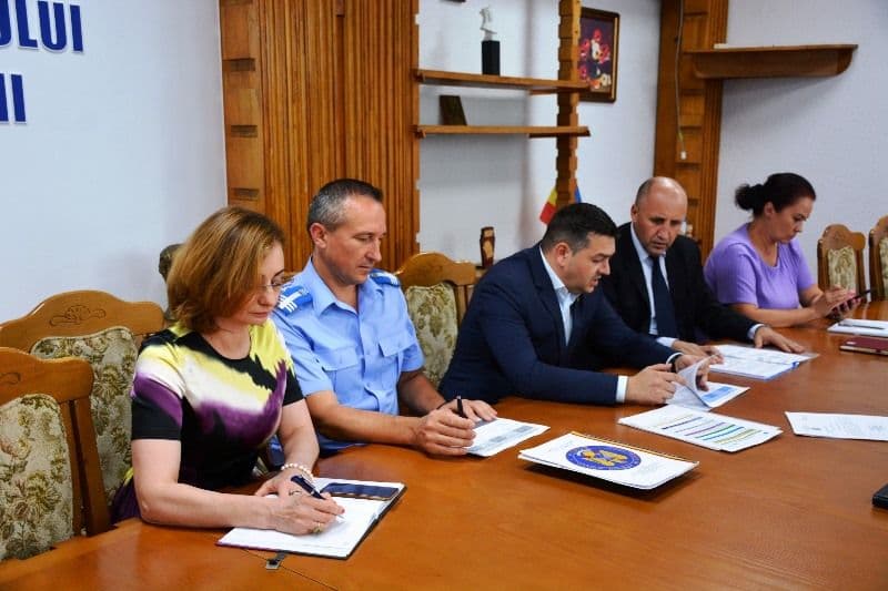 Ședință de lucru convocată de prefect în vederea gestionării începutului de an școlar - FOTO
