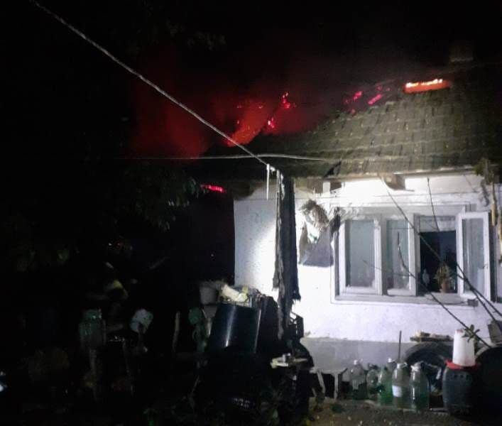 Bătrână ajunsă la spital cu atac de panică după ce o anexă din gospodărie a fost cuprinsă de flăcări - FOTO